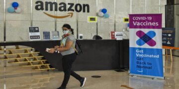 Amazon orders all US employees to mask up at work