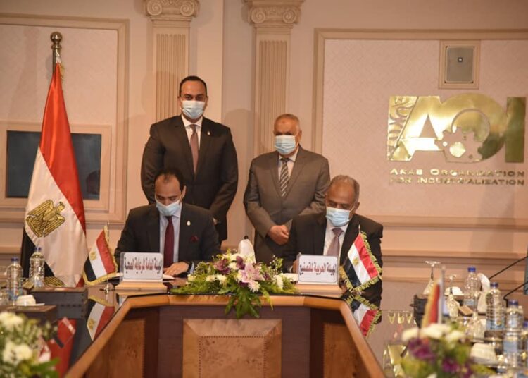 AOI chief Abdel Moneim Al-Terras (R) and General Healthcare Authority Dr. Ahmed Al-Sobki attending the signing of a co-operation protocol to speed up the application of health insurance nationwide in accordance with Egypt’s Vision 2030 .