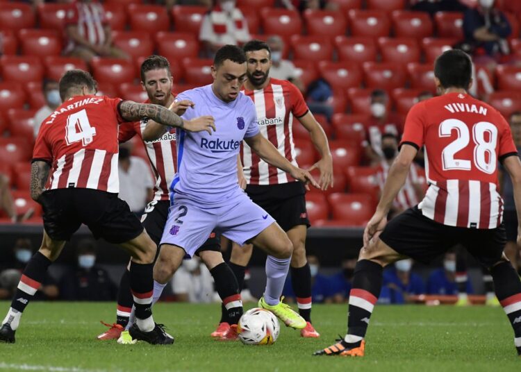 Barcelona earns 1-1 draw at Bilbao 1 - Egyptian Gazette Barcelona's Sergino Dest (C) duels for the ball with Athletic Bilbao's Inigo Martinez (L) during the Spanish La Liga match in Bilbao.