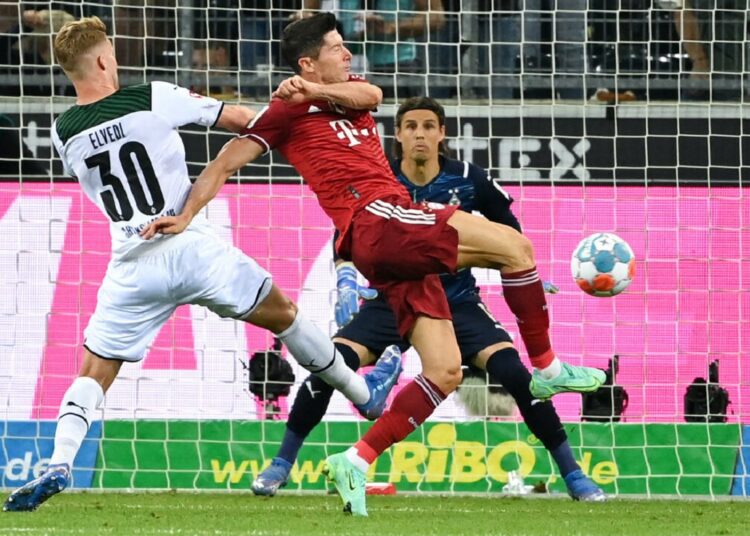 Robert Lewandowski (R) equalises for Bayern Munich in Friday's opening game of the Bundesliga season.
