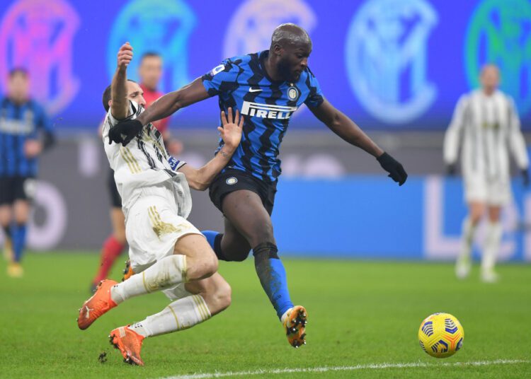 Lukaku returns to Chelsea in record move 1 - Egyptian Gazette Chelsea signed striker Romelu Lukaku (R) for a second time.