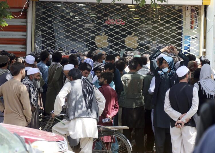 Afghans waiting for hours to try to withdraw money, in front of Kabul Bank, in Kabul, Afghanistan, yesterday.