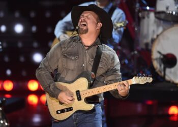 Garth Brooks cancels tour dates due to COVID surge
