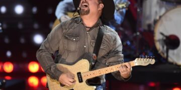 Garth Brooks cancels tour dates due to COVID surge