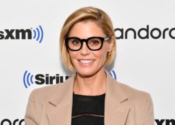Actor Julie Bowen, sister help woman who fainted at park