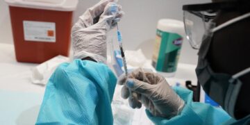 US officials call for booster shots against COVID-19