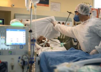 Top health official says US ‘failing’ on Covid