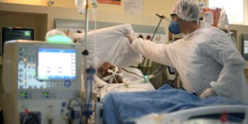 Top health official says US ‘failing’ on Covid