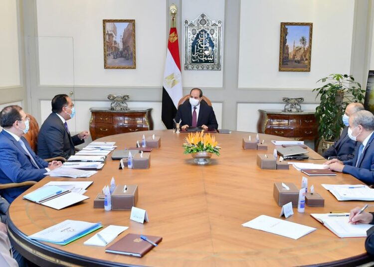 President calls for optimising utilisation of mineral wealth, preserving state’s rights 1 - Egyptian Gazette President Sisi during his meeting with Prime Minister Moustafa Madbouli and a host of senior officials on Monday.