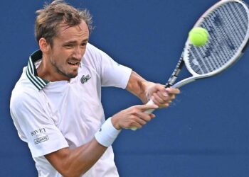 Medvedev marches into Cincinnati quarters