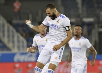 Benzema double helps Real to winning start at Alaves