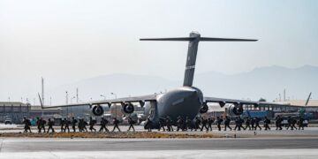 US urges Americans to keep clear of Kabul airport as crowd chaos grows