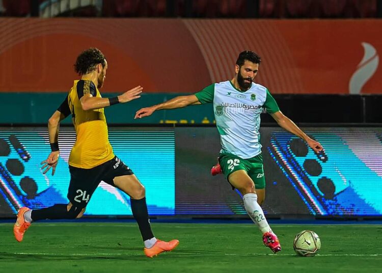 El-Entag el-Harby’s defender (L) vying for the ball against Al-Ittihad of Alexandria midfielder during their match at the Egyptian Premier League. The match ender in a 1-1 draw.