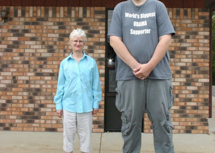 America's tallest man dies at age 38 1 - Egyptian Gazette Igor Vovkovinskiy is seen in this picture in Rochester, Minnesota in September 2008.