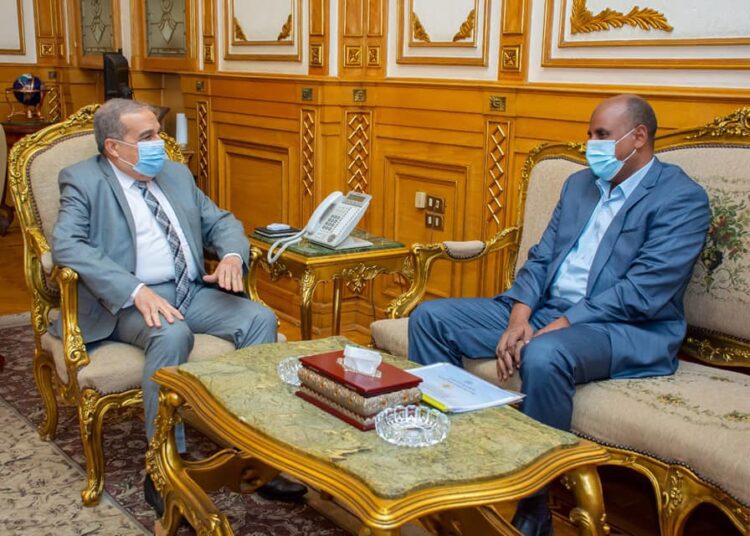 Minister Morsi (left) during his meeting with the deputy head of Sudan's Defense Industries System (right) in Cairo.