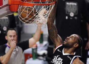 LA Clippers re-sign injured superstar Kawhi Leonard