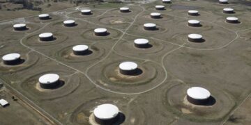 Oil rises as markets expect further fall in inventories