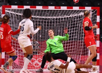 Olympics-Handball: Russia, Sweden book quarter berths