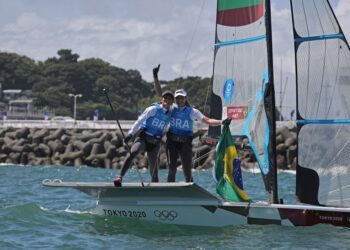 Olympics-Sailing: Britons bag 2 golds, Brazil wins women’s 49er event