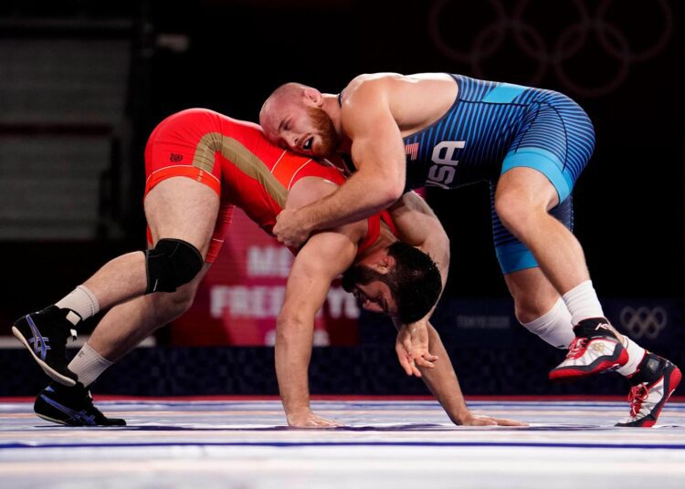 American Kyle Snyder (R) competes against Abdulrashid Sadulaev of Russia in the men's freestyle 97kg final.