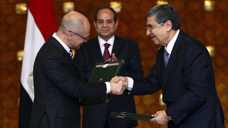 Egypt's President Abdel Fattah al-Sisi (C) looks on as Chief Executive Officer of Russian Rosatom company Sergey Kiriyenko (L) and Egyptian Minister of Electricity and Renewable Energy Mohamed Shaker (R) shakes hand after signing documents for a deal to build Egypt's first nuclear power plant at the Ittihadiya presidential palace in Cairo, Egypt, November 19, 2015. Moscow and Cairo signed an agreement on Thursday for Russia to build a nuclear power plant in Egypt, with Russia extending a loan to Egypt to cover the cost of construction. REUTERS/Amr Abdallah Dalsh - GF20000066408