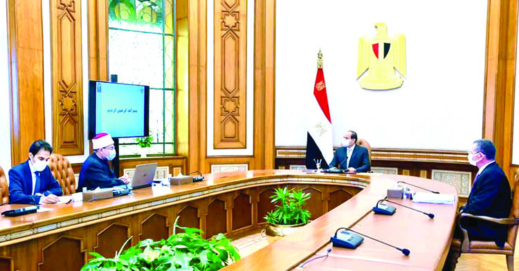 President Abdel Fattah El Sisi during his meeting on Thursday with Minister of Waqfs Mohamed Mokhtar Gomaa and Presidential Advisor for Financial Affairs Mohamed Amin.