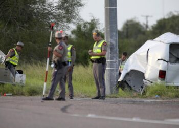 At least 10 dead as van carrying migrants crashes in Texas