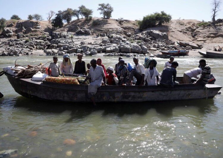 Sudan recalls envoy to Ethiopia after mediation offer rejected 1 - Egyptian Gazette FILE PHOTO: Ethiopians fleeing from the Tigray region arrive by boat to Sudan, near the Hamdayet refugee transit camp.