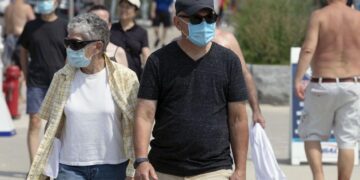 US averaging 100,000 new COVID-19 infections a day 1 - Egyptian Gazette US averaging 100,000 new COVID-19 infections a day