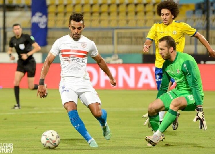 Zamalek's playmaker Youssef Ibrahim 'Obama' (L) trying to score against Ismaili goalkeeper Mohamed Fawzi during their match at the Egyptian Premier League.
