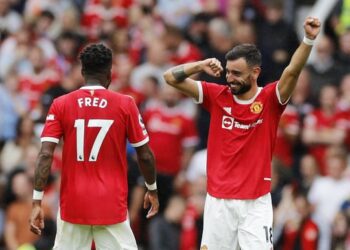 Fernandes fires hat-trick as Man Utd stuns Leeds in opener