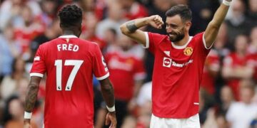 Fernandes fires hat-trick as Man Utd stuns Leeds in opener