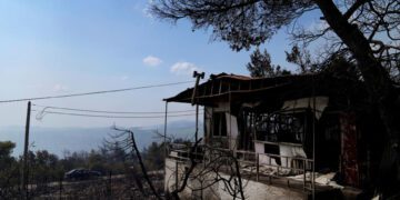 Greek wildfires: Hundreds of firefighters battling flames