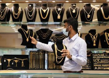 Firm dollar pushes gold below $1,800