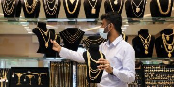 Firm dollar pushes gold below $1,800 1 - Egyptian Gazette Firm dollar pushes gold below $1,800