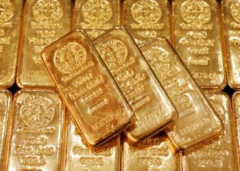 Gold gains on virus woes but set for weekly fall