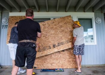 Hurricane Henri bears down on US east coast