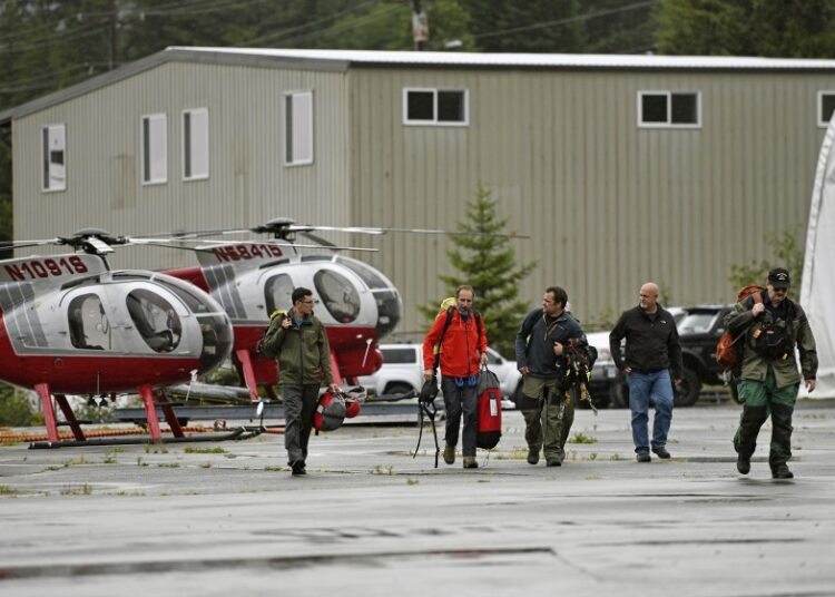 6 killed in Alaska sightseeing plane crash identified 1 - Egyptian Gazette Ketchikan Volunteer Rescue Squad personnel land and disembark from a Hughes 369D helicopter on Aug. 5, 2021, at Temsco Helicopters Inc in Ketchikan, Alaska.