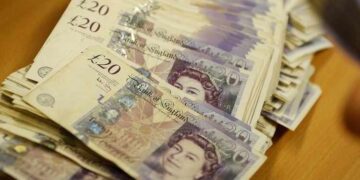 Sterling hovers below $1.39