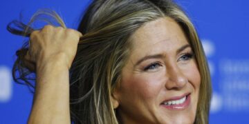 Jennifer Aniston defends cutting ties with unvaccinated friends
