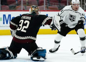 Berube, Greaves share shutout as Columbus stuns Penguins