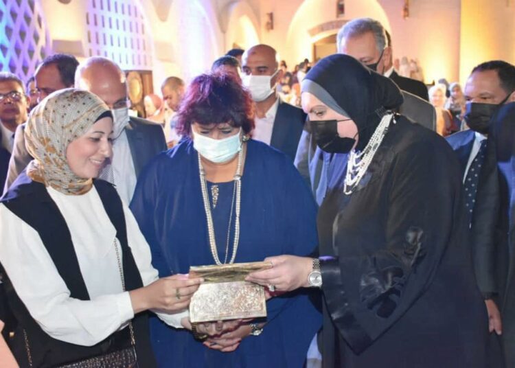 Developing traditional crafts 1 - Egyptian Gazette Minister of Culture Inas Abdel Dayem awarding on Monday certificates of honour to graduates of the first batch of the Artisans of Egypt initiative.