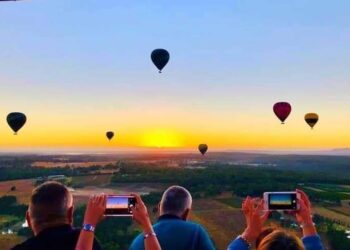 11 hot air balloons take off in Luxor