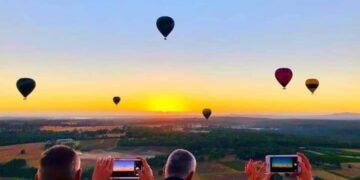 11 hot air balloons take off in Luxor
