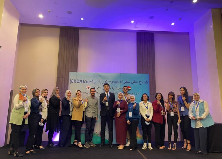 Ambassador Mr. Hong Jin-wook presenting certificates of appointment to Digital Ambassadors.