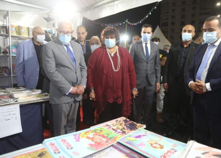 Enas Abdel-Dayem, Minister of Culture, and Major General Adel El-Ghadban, Governor of Port Said, during the inauguration of the fourth book fair in the governorate.