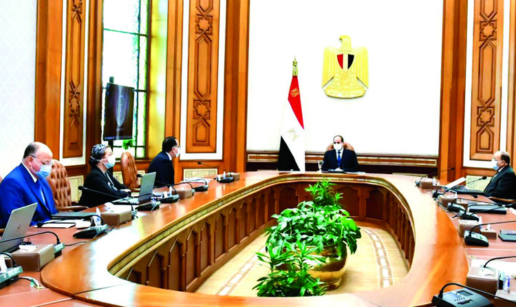 Sisi for speedy implementation of waste management plan nationwide 1 - Egyptian Gazette President Sisi during his meeting on Thursday with Prime Minister Moustafa Madbouli and some cabinet ministers.