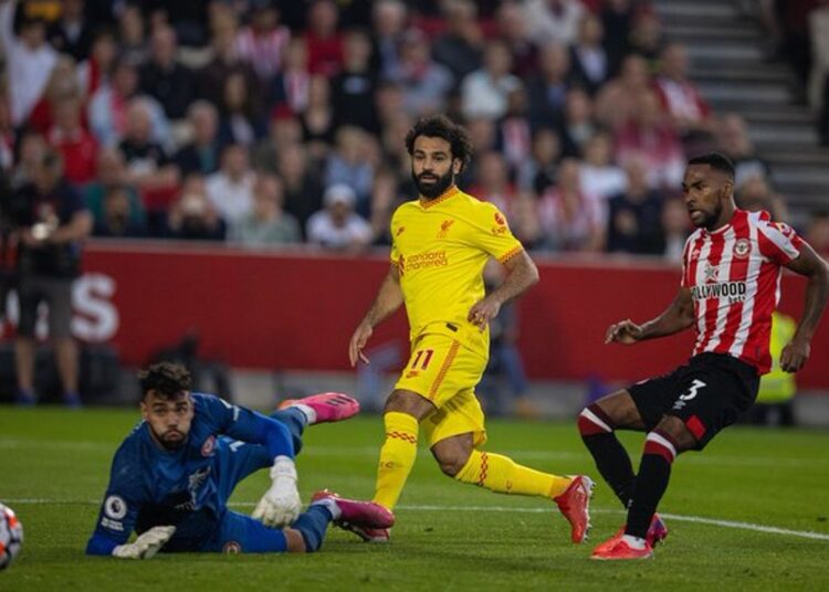 African players in Europe: Salah scores to share Golden Boot lead 1 - Egyptian Gazette Liverpool’s Mohamed Salah (C) scores his side’s second goal during the English Premier League soccer match against Brentford in London.