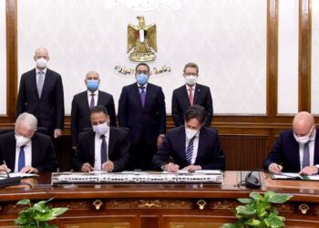 PM attends signing ceremony of carrying out 1st line of electric express train