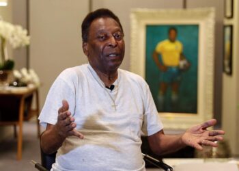 Pele conscious, recovering after surgery